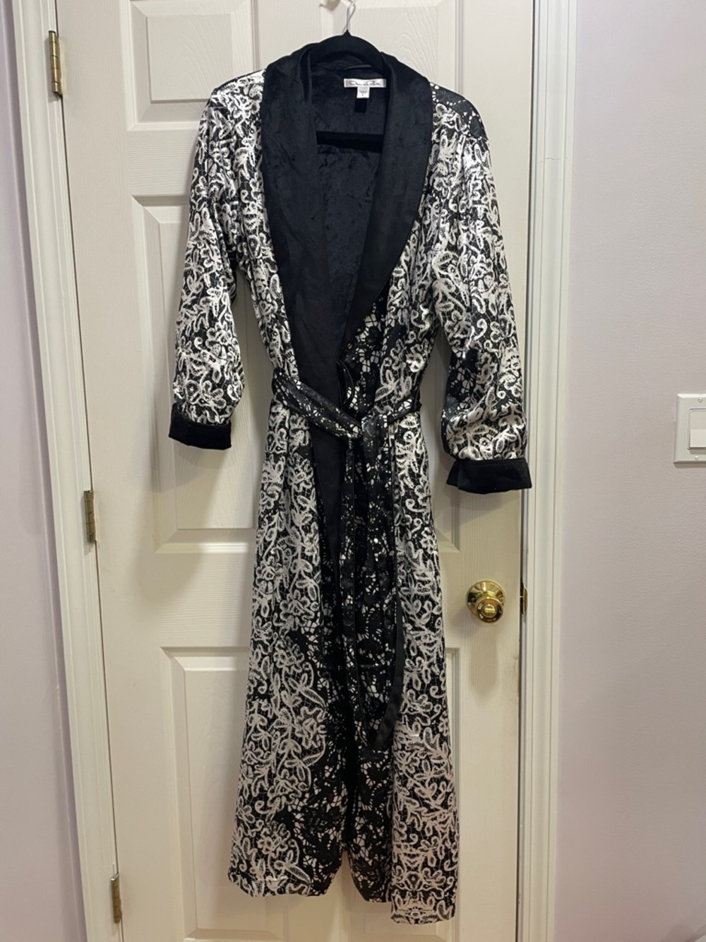 Oscar de la Renta Sleepwear Black and White Lace-Patterned Satin-Trim Robe